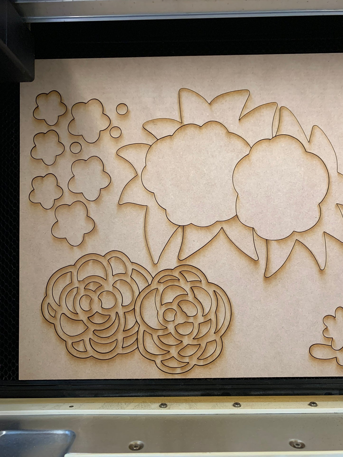 Tropical Summer Roses and Greenery Door Hanger Round - Floral Sign Making and DIY Kits - Cut File For Glowforge Laser - Digital SVG File